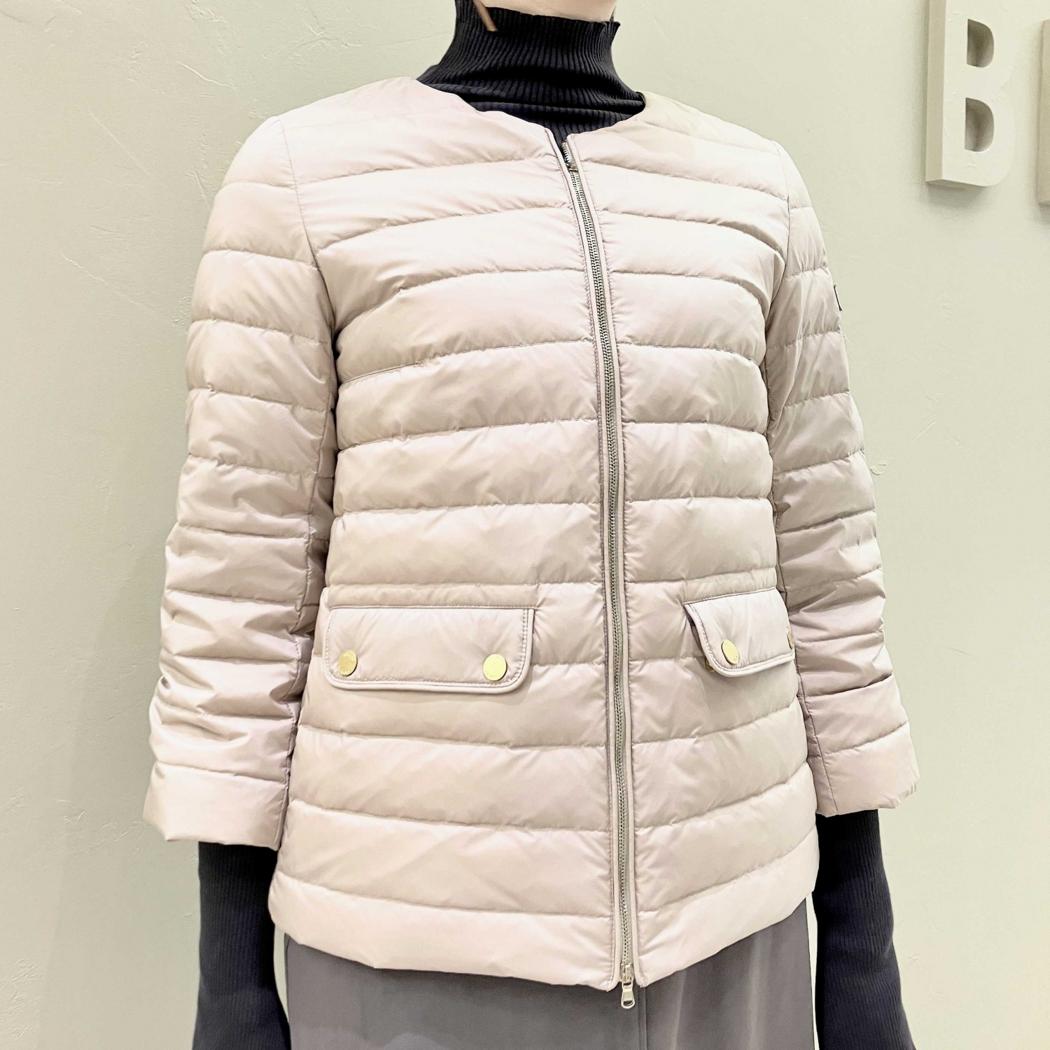 〈Demi-Luxe BEAMS〉【別注】TATRAS / ACACIA ノーカラー ライトダウンジャケット